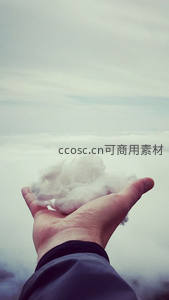 掌心托起一朵蓬松云彩