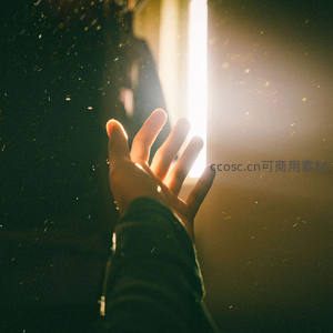 逆光中伸向光明的手掌