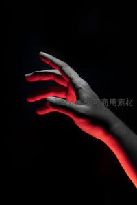 红光映照下的神秘手掌
