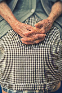 老人交叠的双手，岁月沉淀的宁静与安详