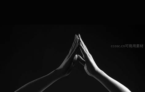 黑白光影中双手合十祈祷