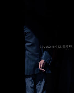 暗影中老人手部特写显沧桑