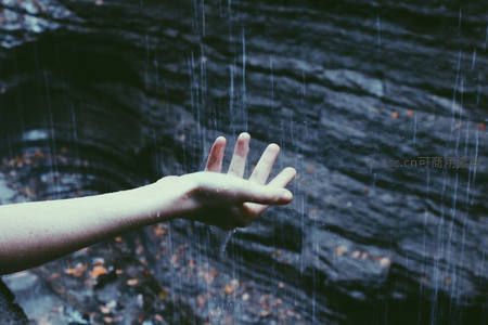 雨中伸出手掌承接自然的馈赠