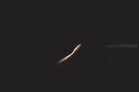 黑暗中孤手伸向光明的希望