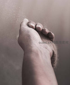 沙粒从指缝间飘散的静谧时刻