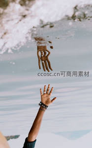 水面倒影中的双手触碰瞬间