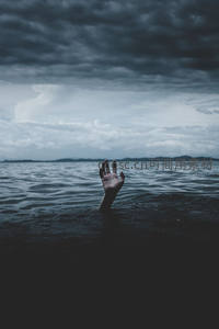 海面伸出求救之手