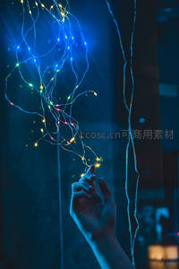 指尖轻触蓝光灯串，科技感夜景中的温柔