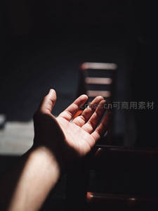 光影中的手掌，静谧沉思