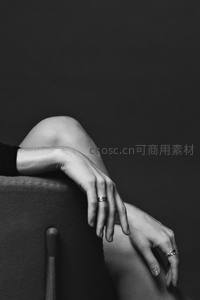 黑白光影下的优雅手部特写，戒指点缀