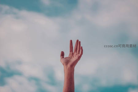 伸向天空的手掌迎接自由