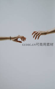 指尖相触的温柔瞬间