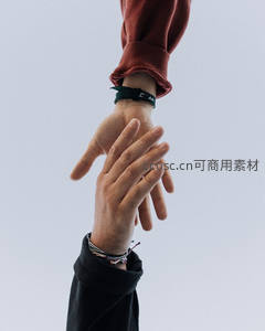 紧握双手传递温暖与力量