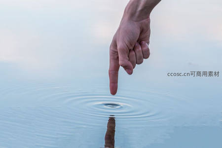 指尖轻点水面涟漪扩散