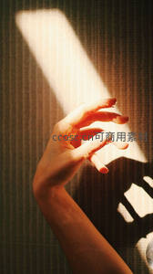 阳光穿透指缝的瞬间