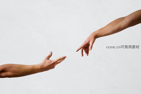 两臂相向伸展，指尖即将触碰的瞬间