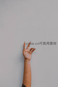 简约背景下的手势特写