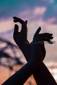 暮色中舞动的剪影之手