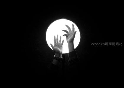 双手托举圆形光源，黑白艺术感