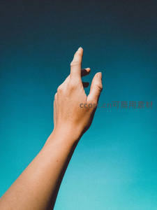 指尖轻触蔚蓝天空，捕捉瞬间的宁静与自由