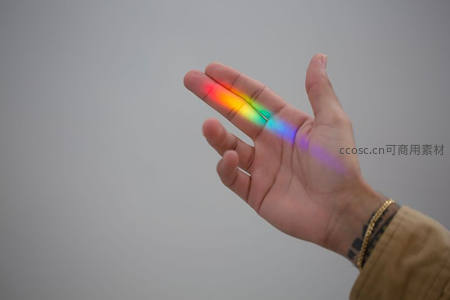 掌心折射七彩光芒，科技与自然的奇妙邂逅