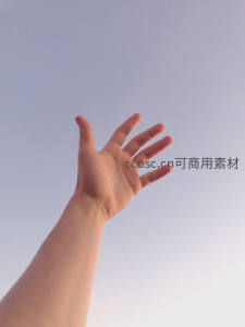 伸向天空的手掌，捕捉自由与希望的瞬间