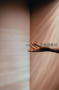 朦胧光线下轻盈托举的手，如梦似幻的意境