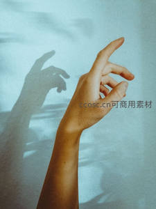 指尖轻触光影，墙面上的影子诉说无声故事