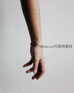 简约手腕佩戴金色手环，优雅低调