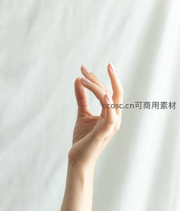 纤细手指轻抬，优雅姿态尽显柔美