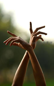 双臂舒展迎光，自然中的优雅姿态