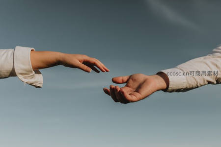 隔空相握，蓝天下的默契与连接