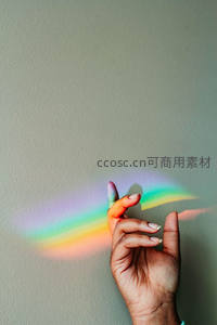 指尖折射彩虹，墙壁上的梦幻色彩
