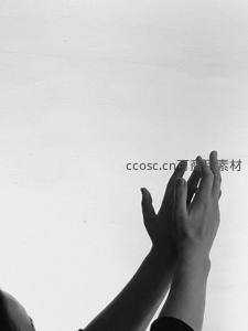 黑白极简风格中的双手合十姿态