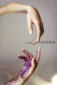 紫色闪粉点缀的梦幻双手互动瞬间