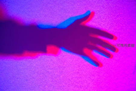 霓虹紫粉光影下的抽象手掌轮廓