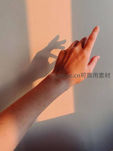 阳光透过指缝投射出梦幻光影