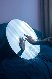 镜中之手与现实之手的虚实对话