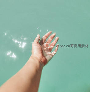 碧波轻抚掌心，水光潋滟如梦