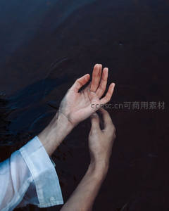 深水中的双手，静谧而富有仪式感