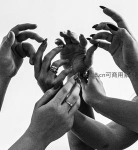 多只手交叠的黑白艺术特写