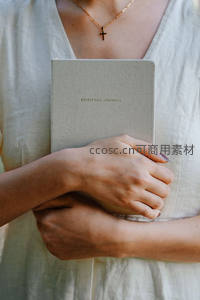 怀抱灵性日记本的宁静时刻