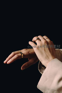 暗调中闪耀的戒指与手势