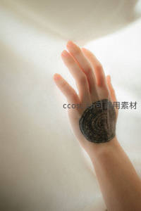 柔和光线下手掌心曼陀罗纹身如神秘符号