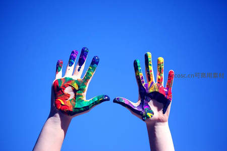 彩绘双掌迎向蓝天，象征自由与创造力