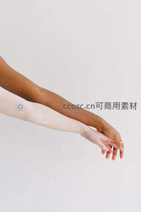 不同肤色相牵，展现包容与和谐