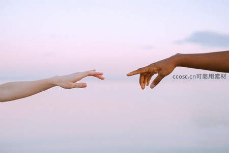 指尖将触未触的瞬间