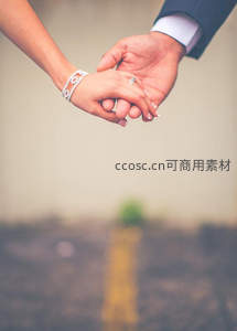 戒指与手链的浪漫牵手特写