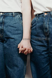 牛仔裤情侣牵手日常瞬间