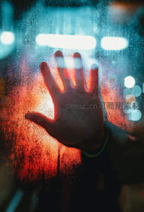 雨夜窗前，手掌印在朦胧霓虹上